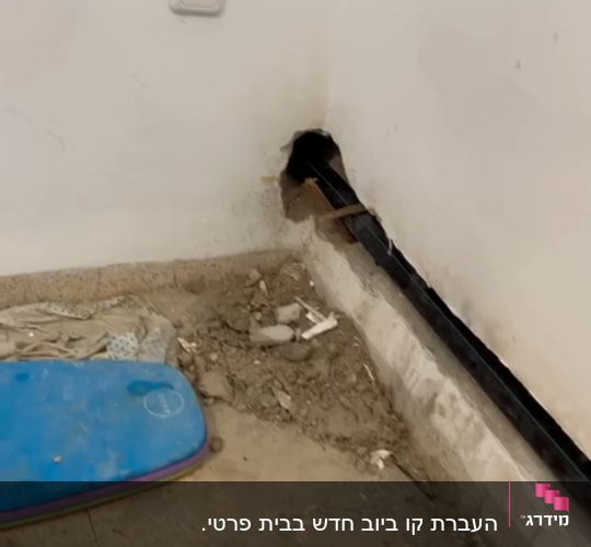 צינור בקיר עם חור ותשתית אינסטלציה